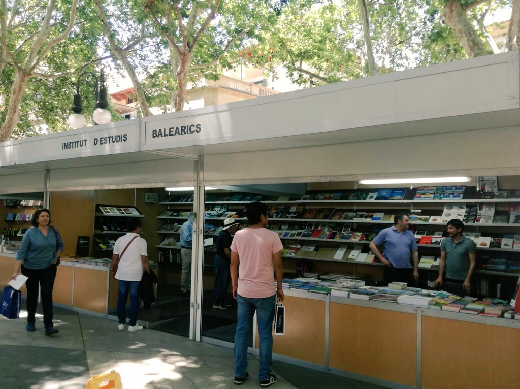 IEBalearics's tweet image. Ens podeu visitar a l'estand que tenim a la #FiradelLlibre2018 on oferim les nostres publicacions, de la Direcció General de Cultura, de l'@IEEivissencs, de l'@IMEMenorca i fons editorial de les editorials de Balears, a més de les edicions i material que commemoren l'#AnyLlompart