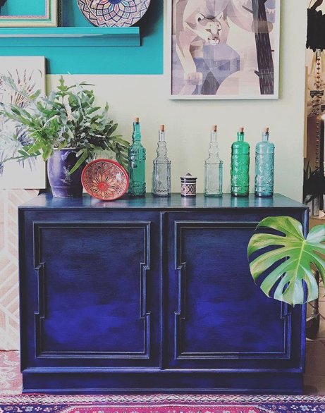 AnnieSloanHome's tweet photo. Thanks to @moebelei, one of my stockists in Germany, for this ultramarine dream. This piece is so completely joyful! It’s giving me a real Friday feeling. The way she has used Napoleonic Blue here beautifully emphasizes the complexity and richness of this colour. https://t.co/myY2n6HqUz