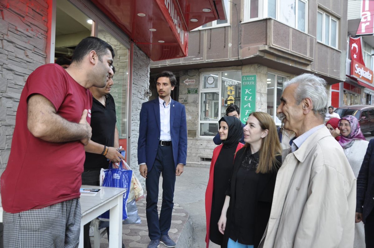 GultenKap16's tweet photo. İftar öncesi Çekirge Mahallesi Hamamlar Caddesinde esnaflarımızı ziyaret ettik, seçimleri konuştuk. 
#VakitTürkiyeVakti
#AkKadınlarSahada https://t.co/CPZSKwCOQW