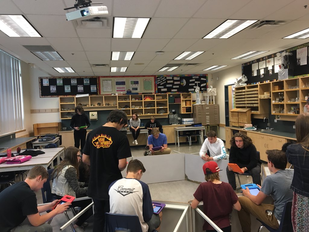 TransformingSD5's tweet photo. Grade 9’s at FSS coding w/ Spheros @FernieFalcons https://t.co/GB0ZXVmF7t