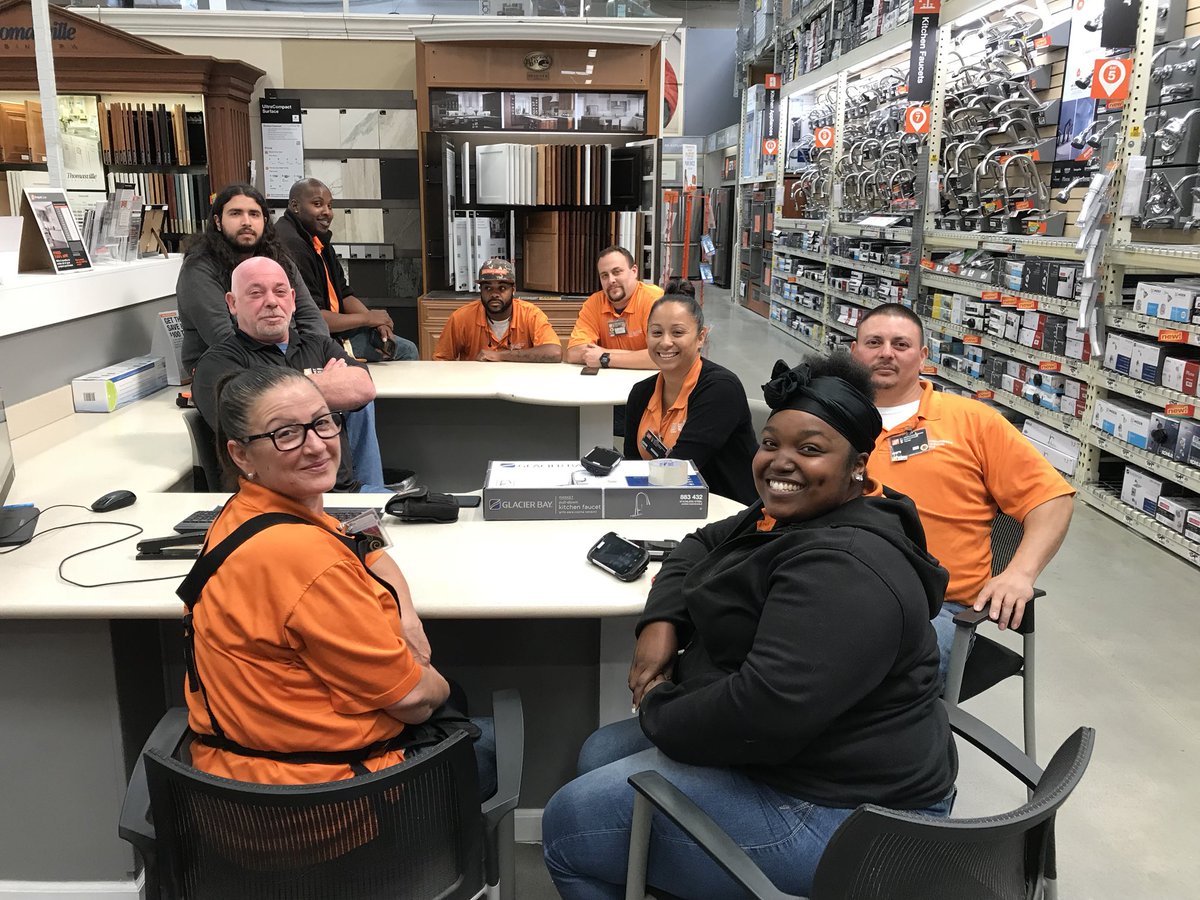 Pittsburg MET team in deep discussion over Q2 MET broadcast! #happyfriday #Pacnorthproud #bestofthewest