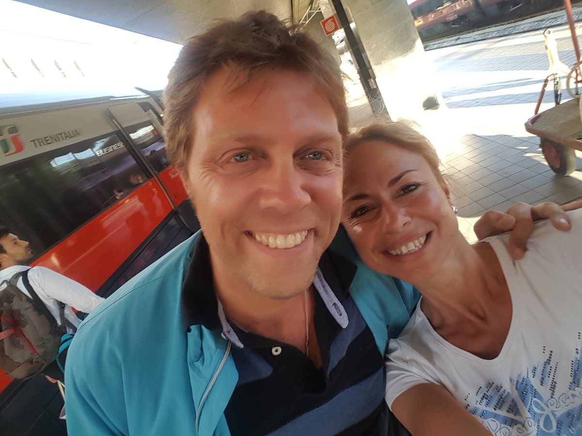 letiziadavoli's tweet photo. Prendere un treno e trovare il mitico @fabio_falzone che parte 10 minuti prima di te. Merita un #selfieaTermini!!
😃😂
#amicisempre #sempreinsieme
#cespazio x #effettonotte!! 😃🤗😂 🚀🛰🎬🎥 https://t.co/xUcQAKkTk2