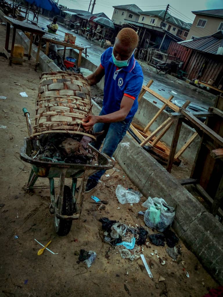 rccgpsfrivers's tweet photo. Clean up at Kpansia Market Yenagoa on #DemocracyDay 2018.

#GODsWork
#PickThatTrash
#ILovePsf
#PsfRegion5
#BayelsaFamily
#DavidGeneration https://t.co/cVpuIq5eJm
