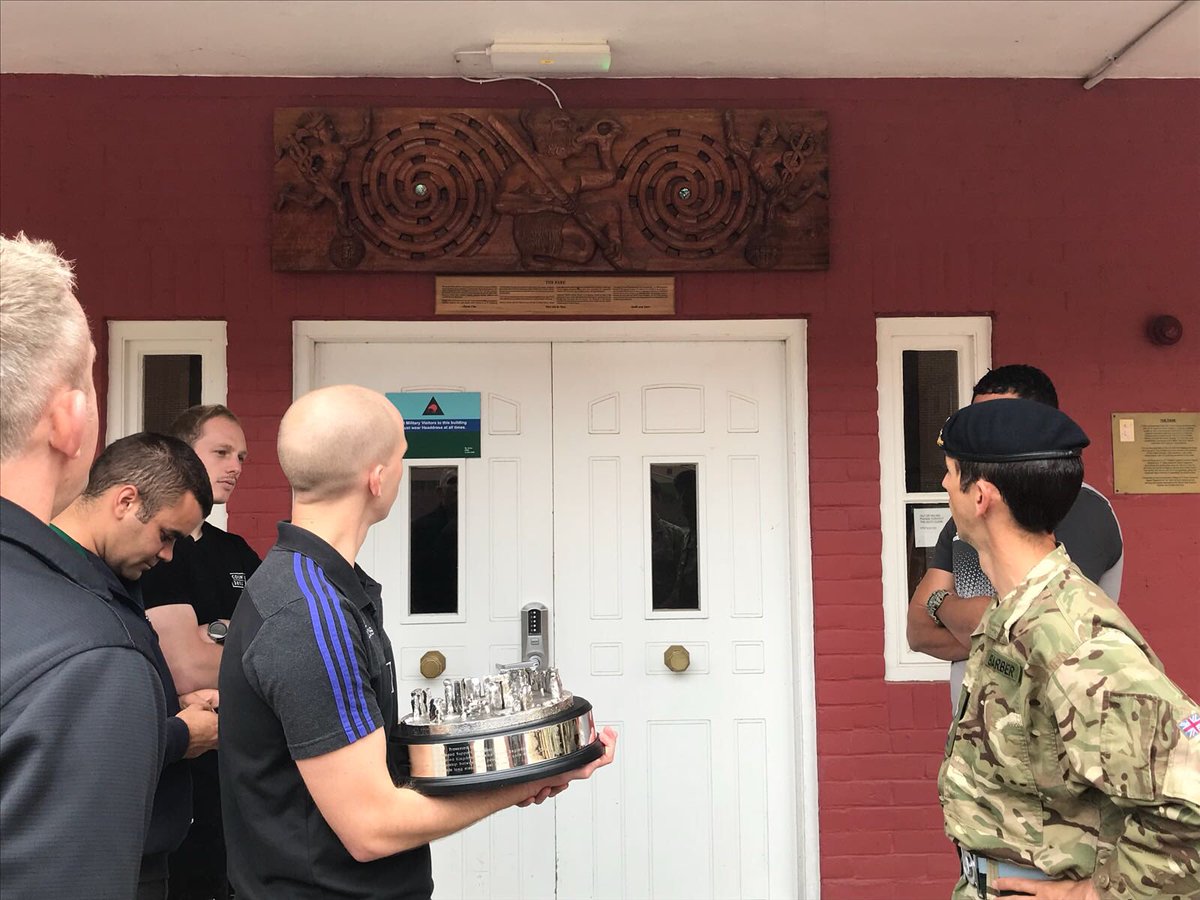 CO3DSR's tweet image. Another day in the DSR. A contingent from NZDF visited us and the Kiwi and we reciprocated our Pare gift. Then the GOC addressed the Regt now all pers and eqpt have redeployed. Then a sincere farewell to our DCG. #fightingthird @11SigX @3rdUKDivision @NZinUK