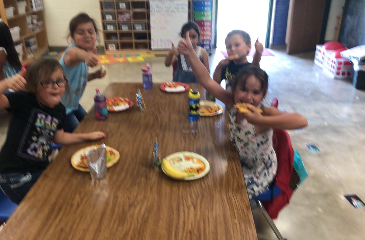 erikafletch84's tweet photo. @Buda_Bulldogs @RobinsontTim @MelissaEnglish @Gingerb5678  We presented, tasted, measured, planted, learned important facts and had a whole ‘lotta fun during innovation day!! My new favorite day of the year!! https://t.co/fzc326onZX