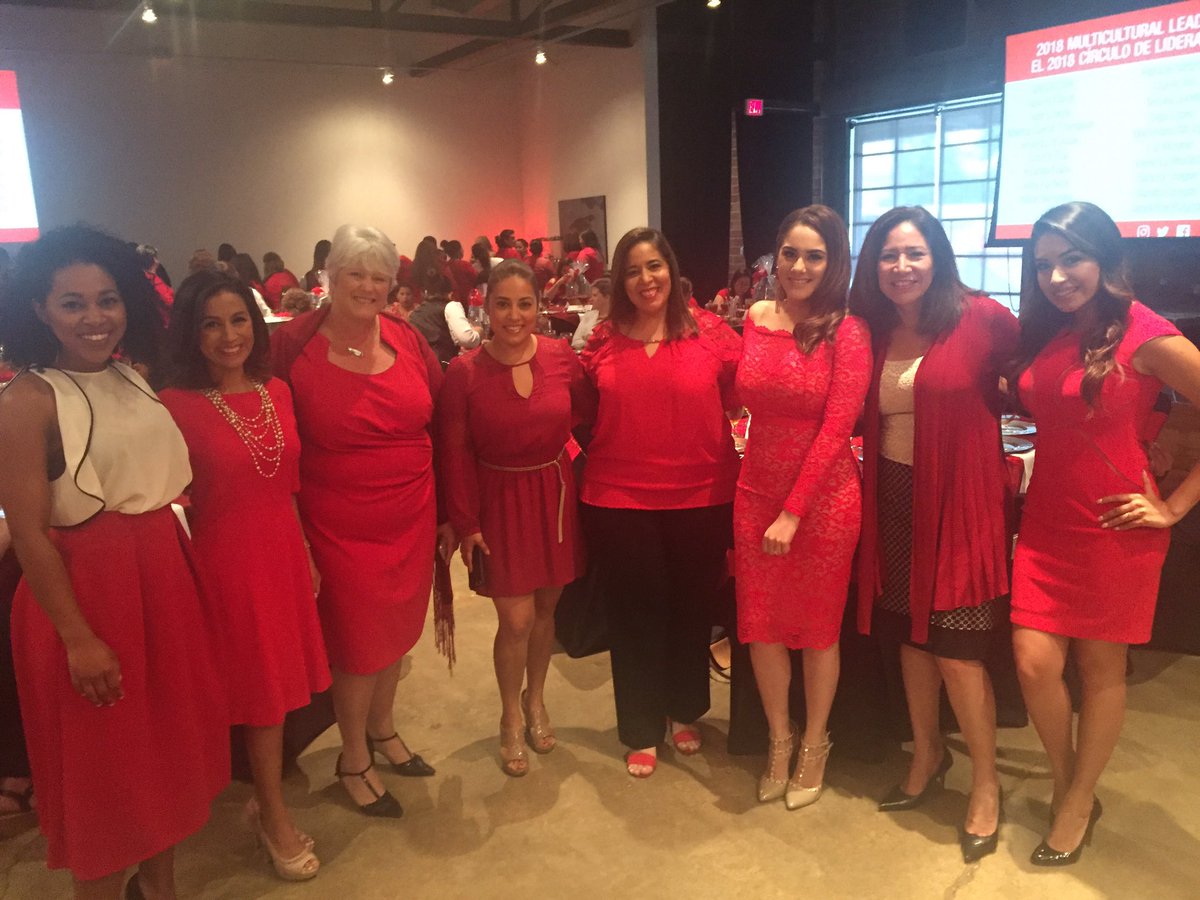 hcphtx's tweet photo. 😍#LatinasGoRed with these awesome ladies @ahahouston @American_Heart ! #heartdisease https://t.co/2MnXQOXm68