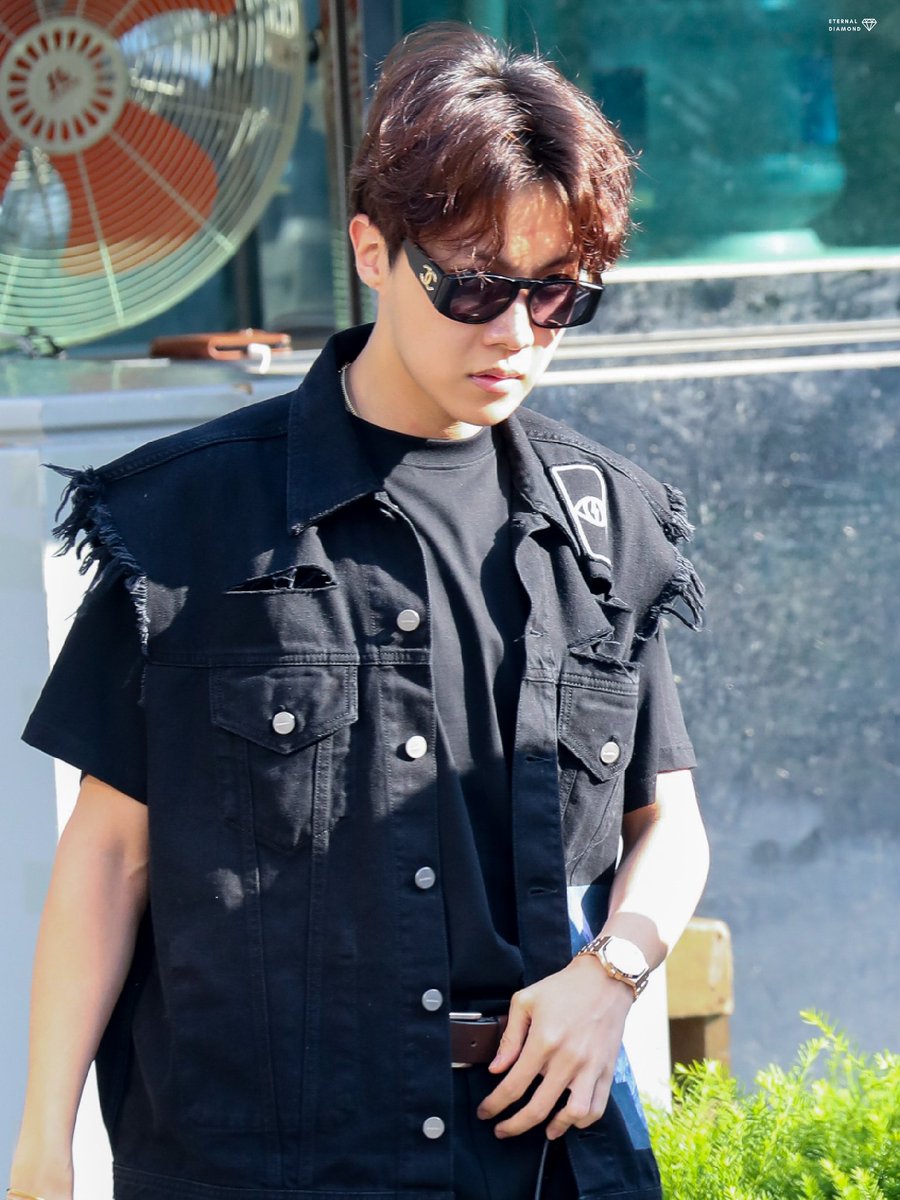 eternaldiamond_'s tweet photo. 180601 뮤직뱅크 출근 HQ

#제이홉 #정호석 #방탄소년단 #JHOPE @BTS_twt 💓 https://t.co/czSGJItx6w