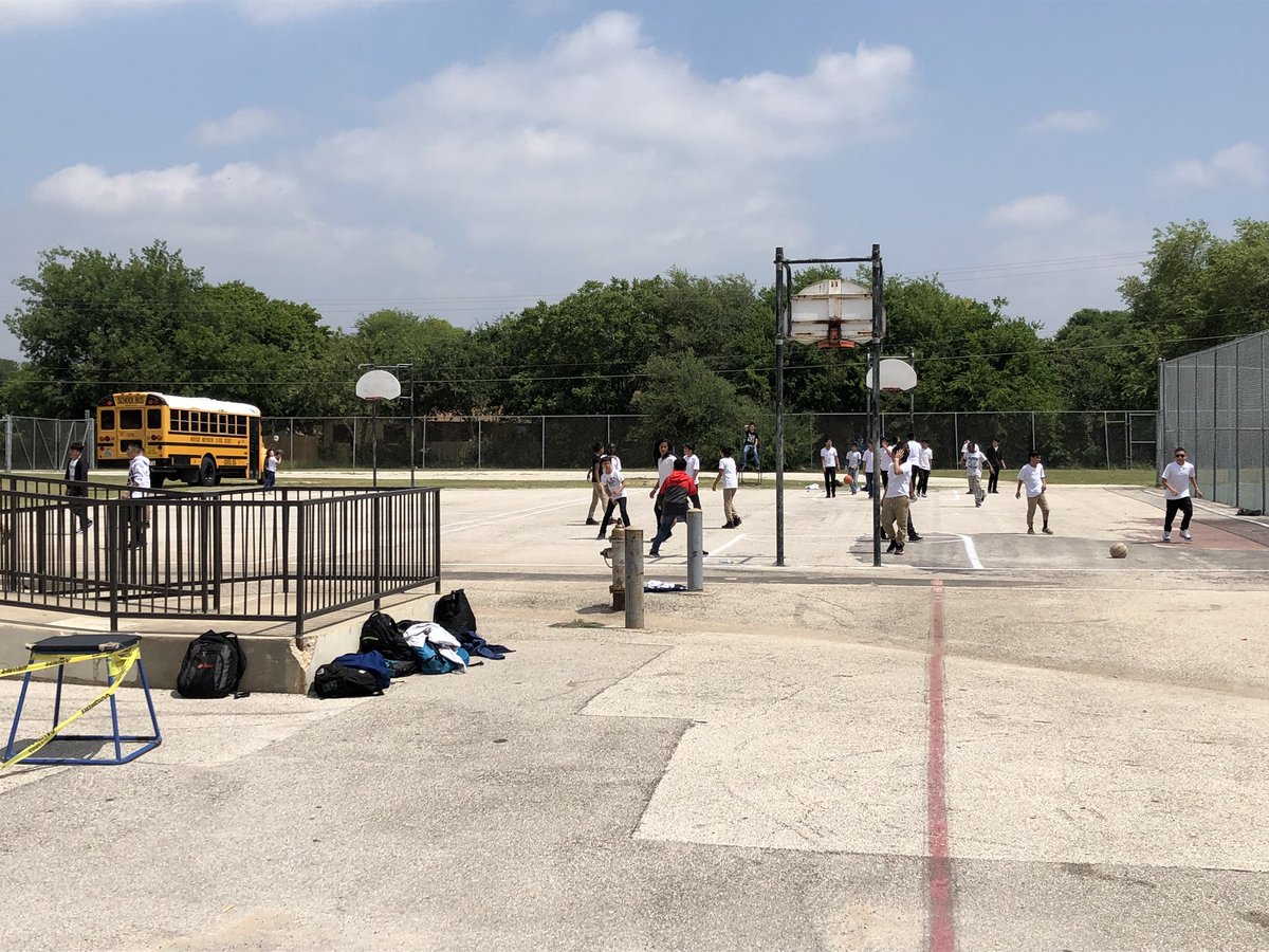 Brent_S_Draker's tweet photo. Cougar Kick Back day. A day to reward the students with great attendance, discipline, and grades. #Jonespln #rewardthegood #NISDJones #amazing6thgraders https://t.co/8e8k0iC9ox