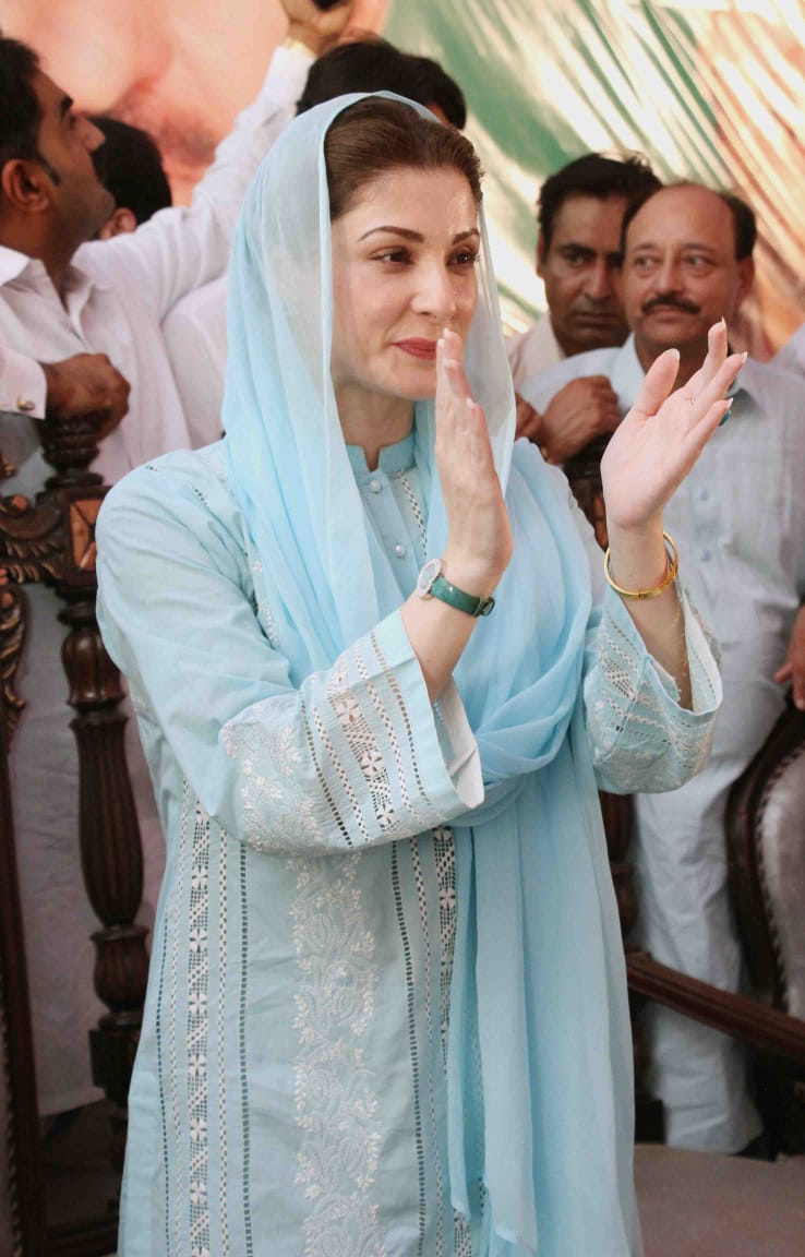 XhamiSays's tweet photo. مریم نواز کی تقریر کے دوران اسد درانی کی کتاب پہ تبصرہ کرنے پر TV چینلز کا آواز mute کر دینا میرے سمجھنے کے لیے کافی ہے کے ایک نہتی عورت کی آواز سے ڈر رہی ہے خلائی مخلوق۔۔ ایسے ہی ڈرتی تھی یہ مخلوق بینظر کی آواز سے۔۔
#PMLNMianiConvention #MaryamNawaz https://t.co/MQwOM8tiyt