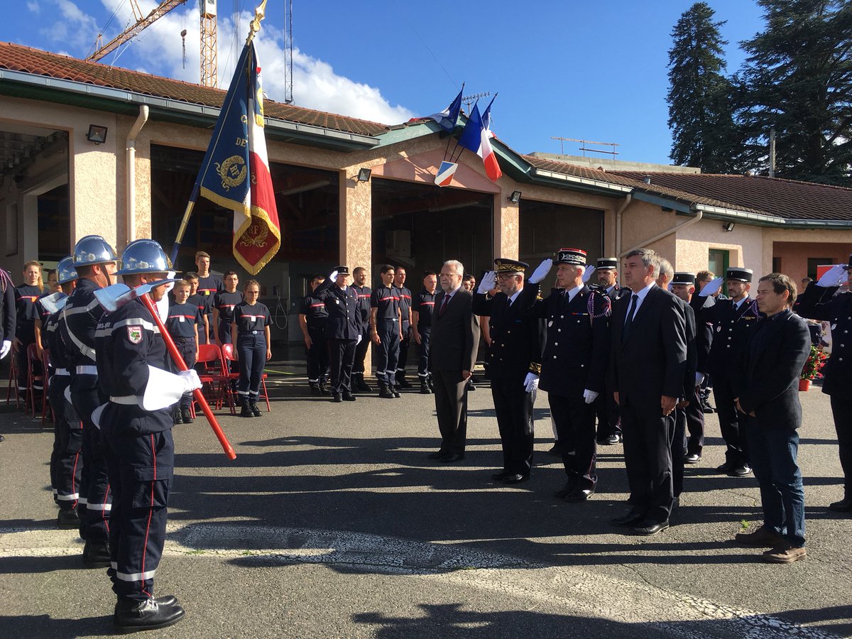 SDMIS69's tweet photo. Cérémonie d’inauguration de la caserne de BESSENAY, en présence de M. le sous-préfet de Villefranche, Mme la représentante du député du Rhône, M. le président du @rhone_fr, M. le président du @SDMIS69, M. le maire de BESSENAY et de @CGSDELAIGUE #pompiers https://t.co/baqB68sDHG