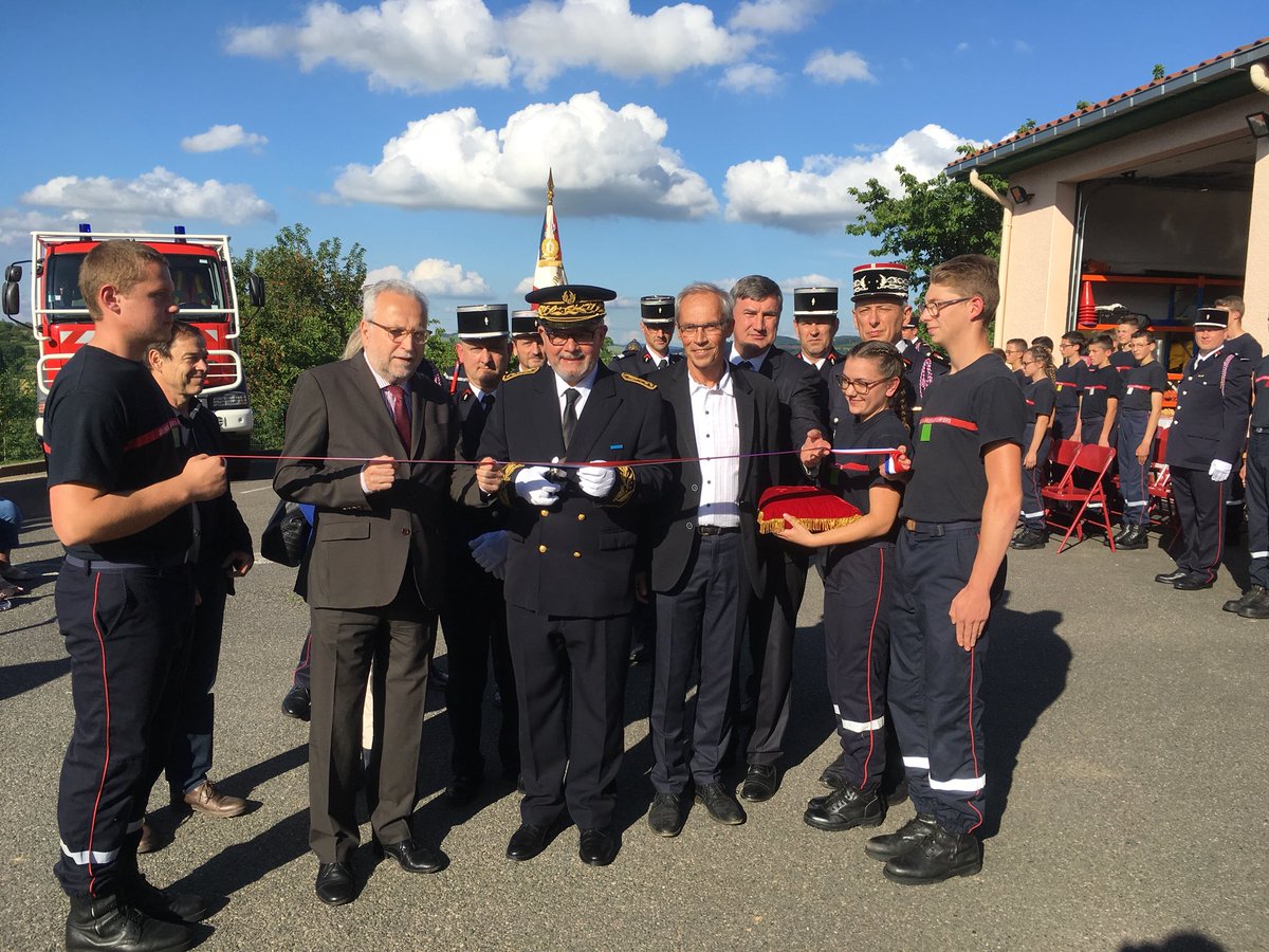 SDMIS69's tweet photo. Cérémonie d’inauguration de la caserne de BESSENAY, en présence de M. le sous-préfet de Villefranche, Mme la représentante du député du Rhône, M. le président du @rhone_fr, M. le président du @SDMIS69, M. le maire de BESSENAY et de @CGSDELAIGUE #pompiers https://t.co/baqB68sDHG