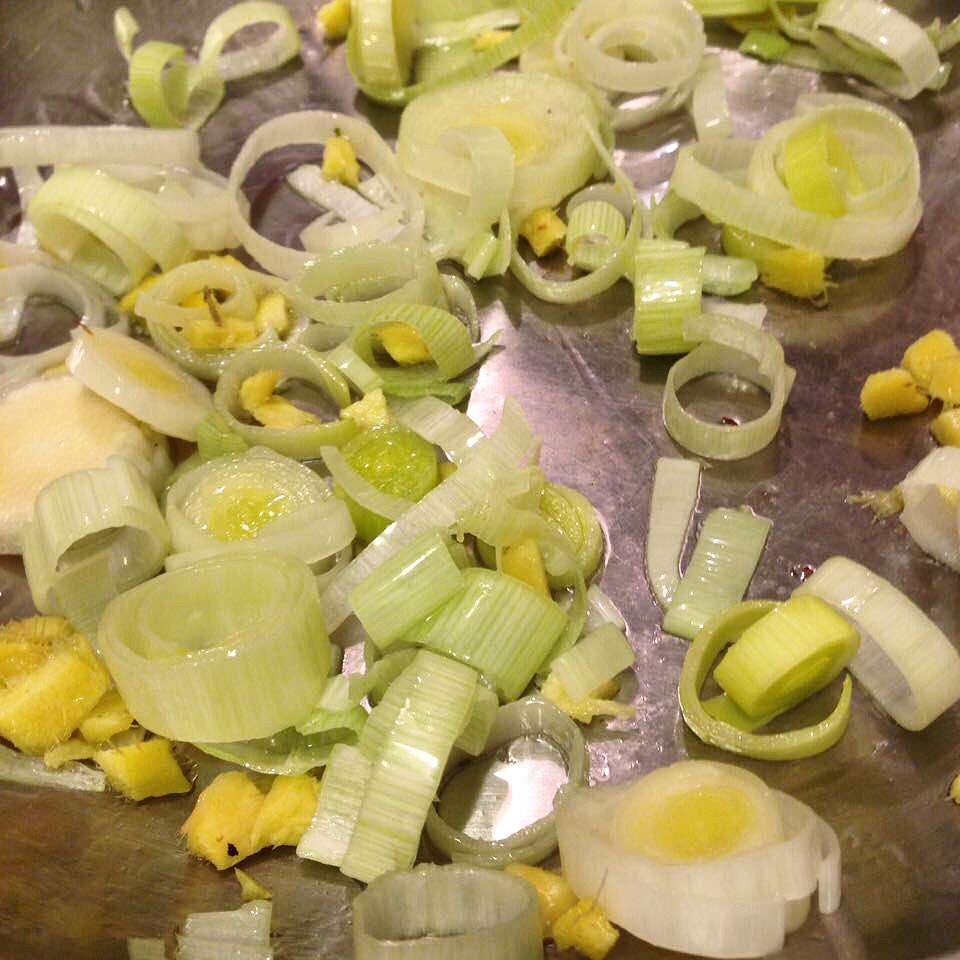 KitchenSprout's tweet photo. #FridayFeeling #LightLunch #HomeChef #Paleo #Fiddleheads #Leeks #Ginger #WildCod #GarlicShrimp #Bacon #TomatoNBasil #BabyKaleMedley #Tasty #Delicious #GoodEats #GoodTimes #Fresh #Foodpics #Foodie #Foodporn #DrinkWine #Celebrate #CheersFromToronto🥓🍤🥂🥓🍤🥂 https://t.co/WKTSdUtIiM