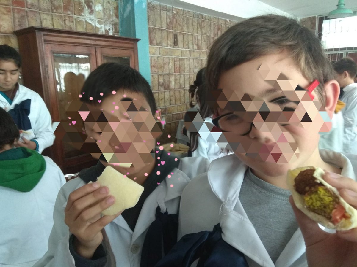 CCIUruguay's tweet photo. En el marco de los 70 años de Israel, los alumnos de la escuela pública 68 probaron falafel y cantaron el "que los cumplas feliz" al país que da nombre a su escuela 
#escuelapublica #70Israel #ProbandoFalafel https://t.co/LDYSr4LYNC