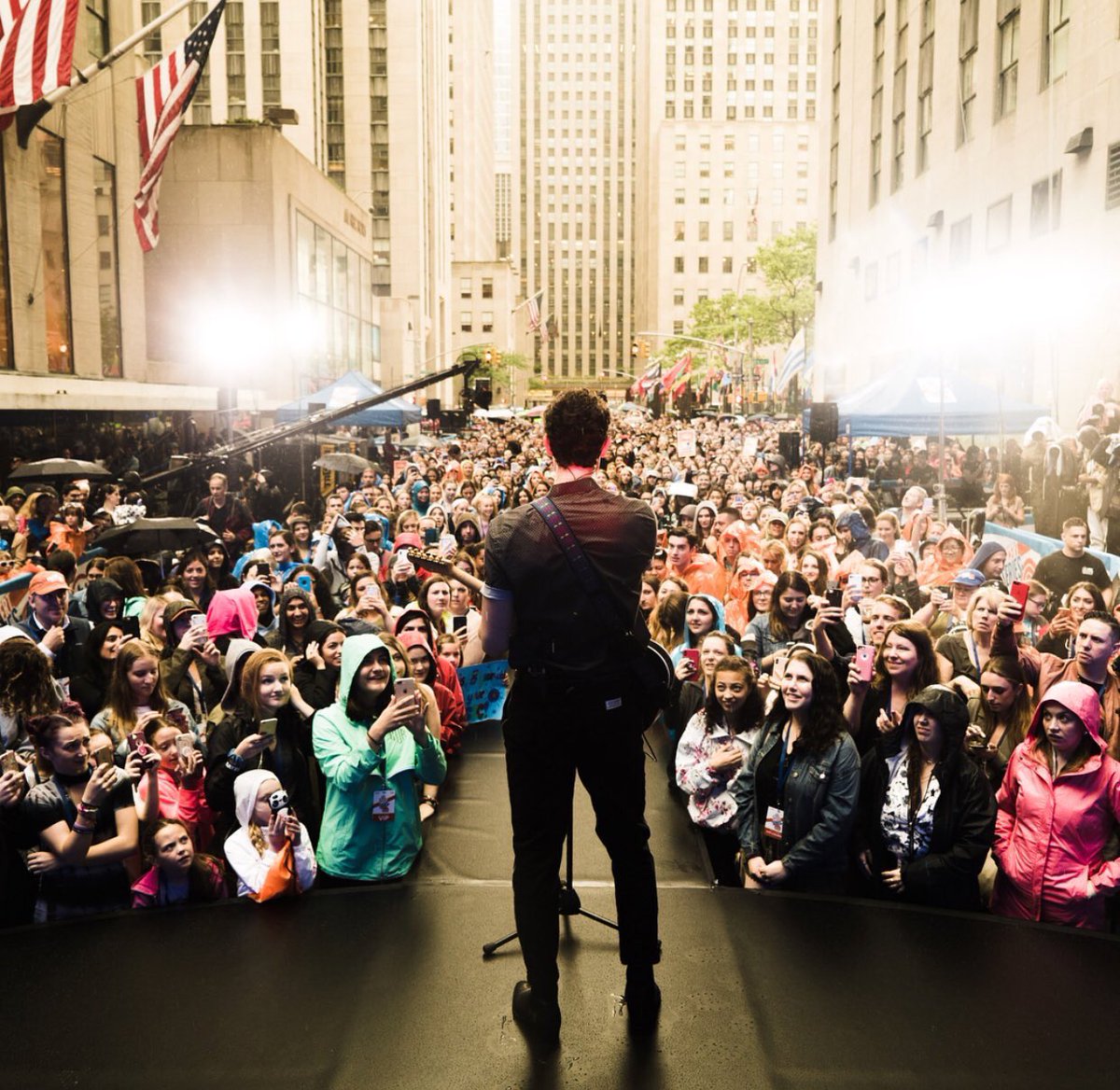crazyIive's tweet photo. WHY IS EVERYONE LOOKING AT HIM LIKE THAT https://t.co/s72Rm0jt9d