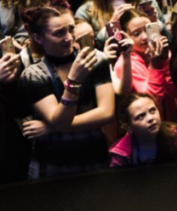 crazyIive's tweet photo. WHY IS EVERYONE LOOKING AT HIM LIKE THAT https://t.co/s72Rm0jt9d