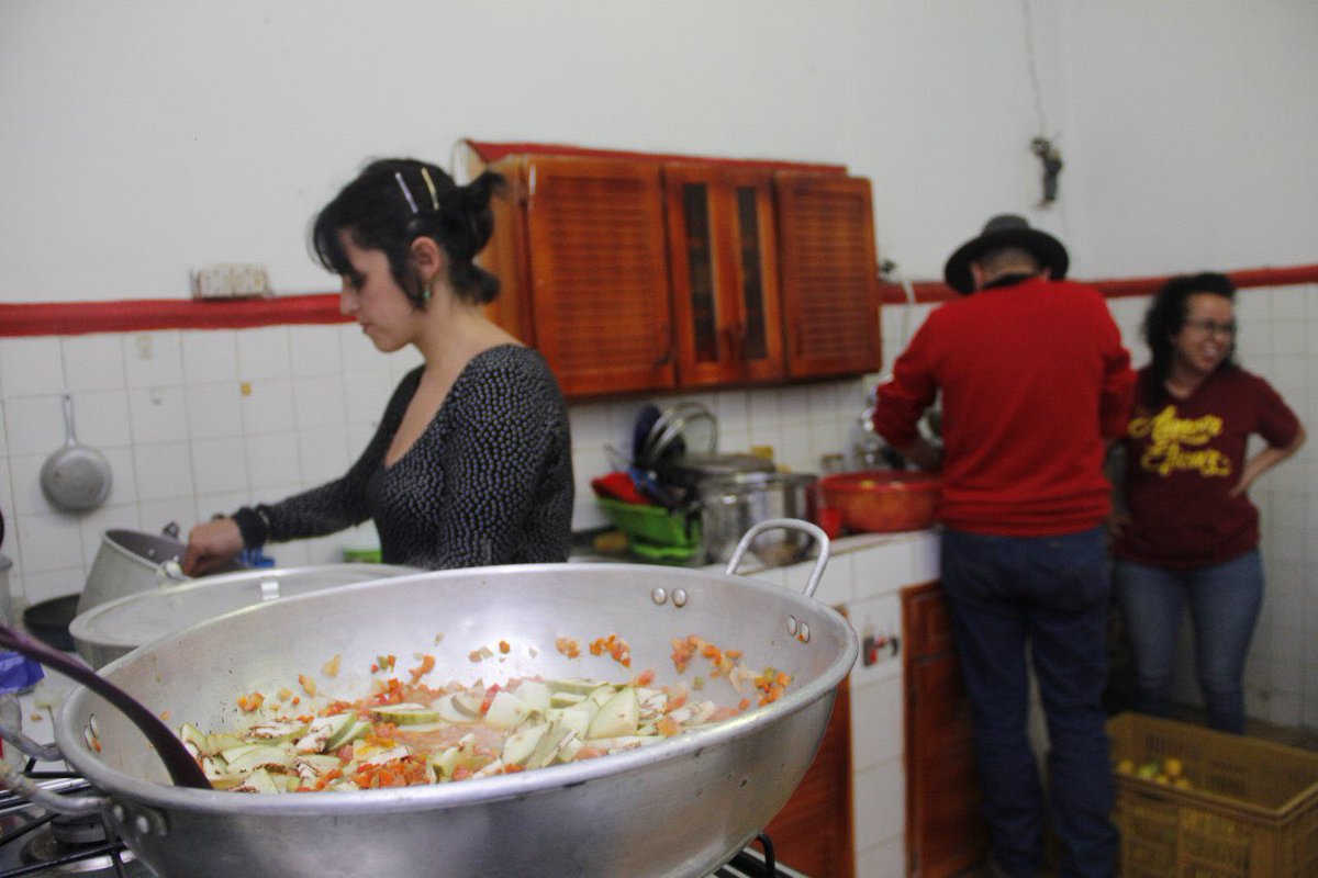 colaboraris's tweet photo. Un gran trueque de saberes y sabores se dio en la 1er #CenaconMentores de #ColaborarIS. Emprendedores sociales recibieron asesorías en formulación de proyectos, agricultura inteligente, sello verde, marketing digital y riesgos. Gracias #LaTulpa y a todos por abrir el conocimiento https://t.co/kY2yTfNl0z
