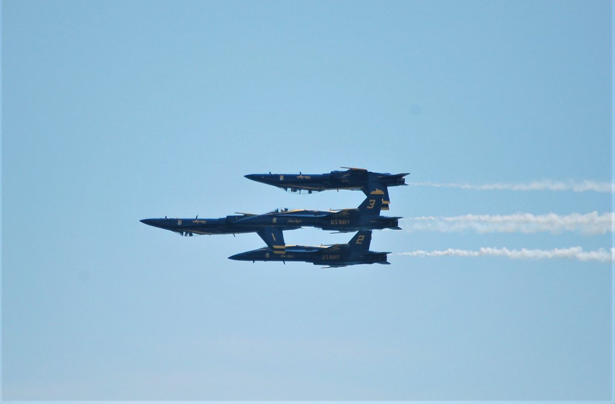Jsun71's tweet photo. What can you do upside down at 400 mph?😋 #blueangels #Jonesbeachairshow https://t.co/BlyxWmm86o