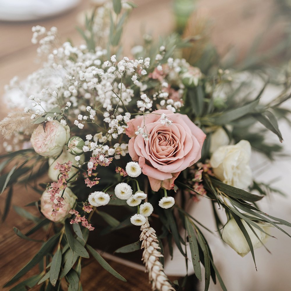 Florals for your Friday! Head into the weekend with something beautiful in mind.

#engageinlove #weddingflowers #denverweddingflowers #denverweddings #denverweddingflorist #coloradoflowers #coloradoweddings #loveflowers #flowerlove #freshflowers #happyfriday #happyfridays