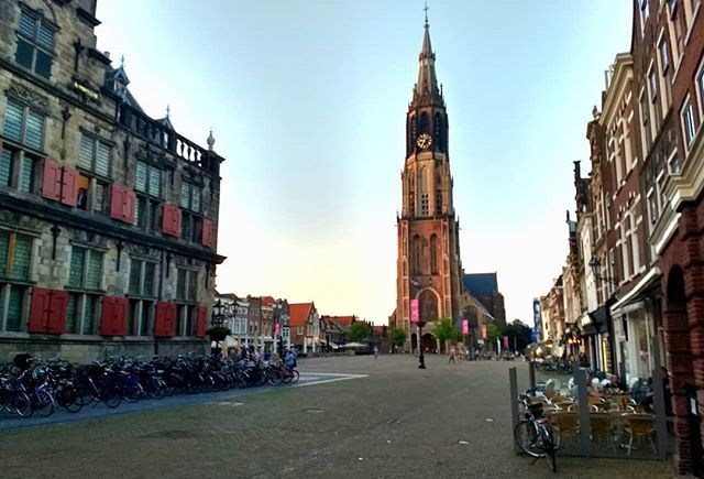 The beautiful architecture of the city hall on the left and the old church is a nice contrast. I love how everyone rides bikes here! 
#marktdelft #delft #delftblue #churches #architecture #cityhall #cobblestone #vanlife #holland #thenetherlands #vanner #digitalnomad #nomadic…