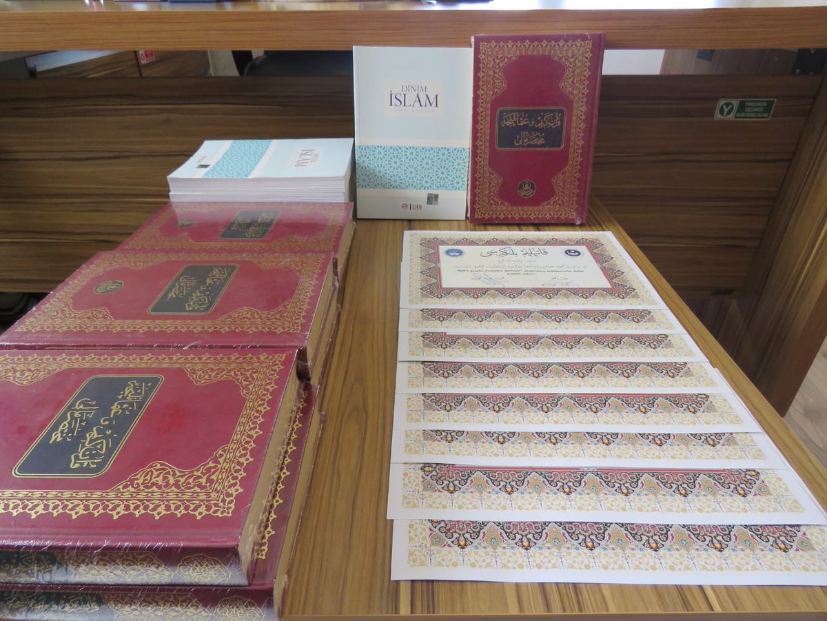 Saliha Sultan Yurdumuzda "Osmanlıca Bilgi Yarışmasına" katılan öğrencilerimize Osmanlıca Kur'an-ı Kerim meali ve Sertifika Hediye edildi.
#BenimYurdumKYK