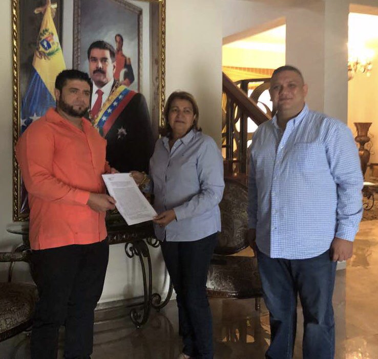 yelitzePSUV_'s tweet photo. Siguiendo instrucciones de nuestro presidente @NicolasMaduro hoy firmamos el convenio para la instalacion y operatividad de la planta procesadora de maíz, en el municipio ezequiel Zamora. https://t.co/Qlg2plT4rY