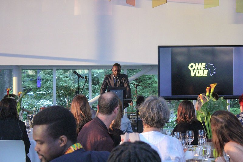 brianrobinmusic's tweet photo. Happy #MadarakaDay from team #IamOneVibeAfrica in #seattle for our second annual fundraising dinner 
.
#brianrobin #TheHungryChef https://t.co/nO8ZDY8DAA