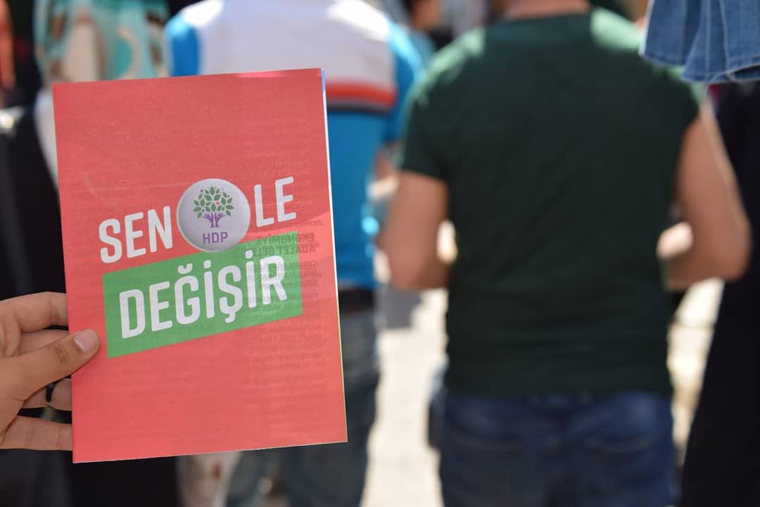 hdp_bursa's tweet photo. '
Osmangazi ilçesi Güneştepe mahallesinde bulunan pazara 1.Bölge Milletvekili Adaylarımız Adnan Şahin, Saffet Pehlivan, İl-ilçe yöneticilerimiz ve HDP BURSA Gençlik Meclisimizin katılımıyla halkımızla buluştuk ve pazar esnafını ziyaret ettik.  #SenleDeğişir #TuDikari @shnadnan https://t.co/LekNv6lyv1