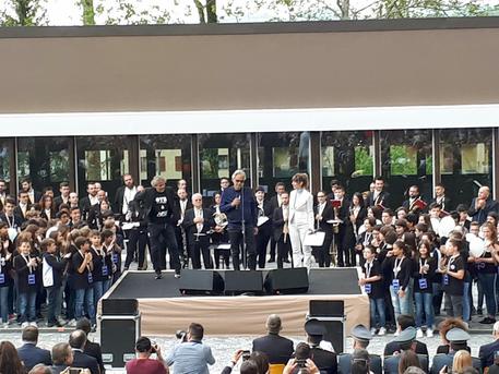 Vuesseimpianti's tweet photo. Un ONORE ricevere la lettera di ringraziamento delle Fondazioni di Andrea #Bocelli e Renzo Rosso per la realizzazione della nuova #scuola di #Sarnano. Un ringraziamento particolare alla #Subissati Srl per averci coinvolto. https://t.co/PEZ15aomYo https://t.co/M7OYPqeSOE