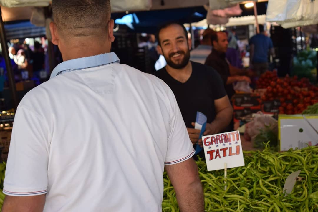 hdp_bursa's tweet photo. '
Osmangazi ilçesi Güneştepe mahallesinde bulunan pazara 1.Bölge Milletvekili Adaylarımız Adnan Şahin, Saffet Pehlivan, İl-ilçe yöneticilerimiz ve HDP BURSA Gençlik Meclisimizin katılımıyla halkımızla buluştuk ve pazar esnafını ziyaret ettik.  #SenleDeğişir #TuDikari @shnadnan https://t.co/LekNv6lyv1