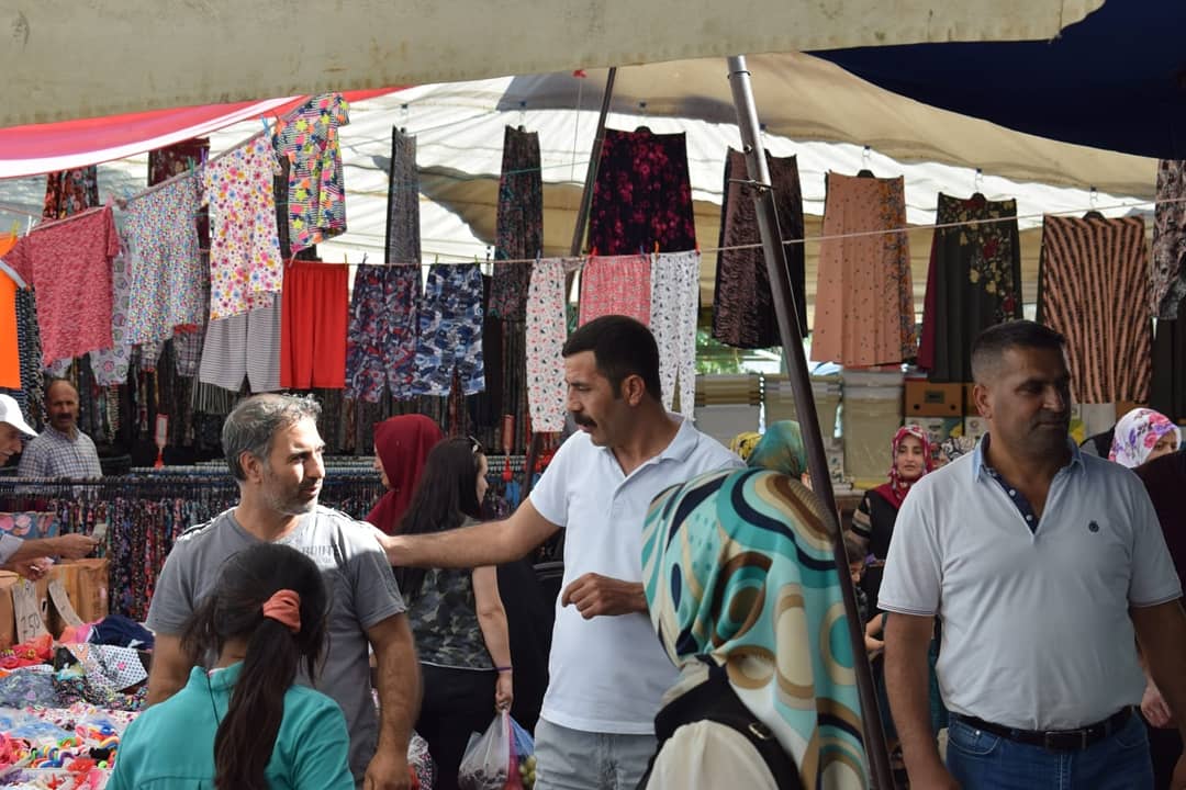 '
Osmangazi ilçesi Güneştepe mahallesinde bulunan pazara 1.Bölge Milletvekili Adaylarımız Adnan Şahin, Saffet Pehlivan, İl-ilçe yöneticilerimiz ve HDP BURSA Gençlik Meclisimizin katılımıyla halkımızla buluştuk ve pazar esnafını ziyaret ettik.  #SenleDeğişir #TuDikari @shnadnan