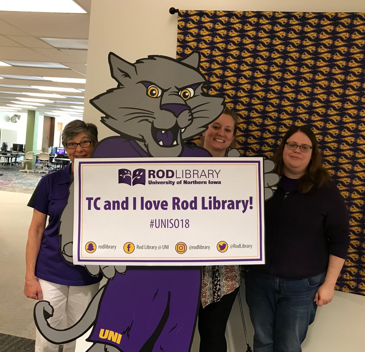 RodLibrary's tweet photo. So excited for Orientation day! Stop in for a TC selfie in the library! P.S. The library's AC is nice and cool. #IloveRodLibrary #UNISO18 https://t.co/AuEyrNwn0q