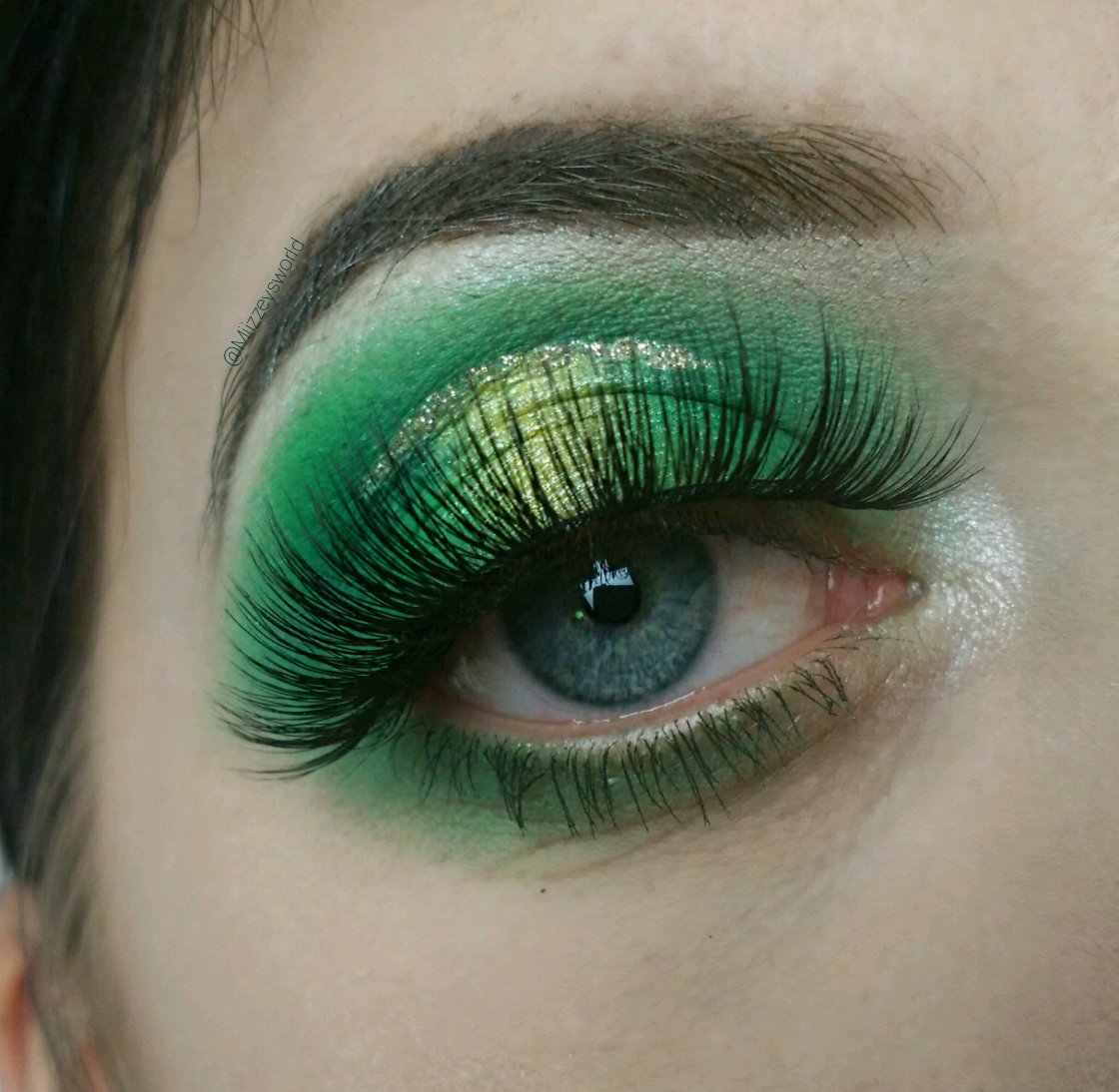 miizzeysworld's tweet photo. Green/yellowπ
Deets;
@MakeupRVLTN pomade,Conceal&define concealer.
@MorpheBrushes 35B&C.
@CollectionLove gold glitter.
@SleekMakeUP solstice palette
.
#morphebabe #makeuprevolution #morphe35c #revolutionpro #sleekhighlighter #solstice #lashes #collectionlove #glitter #haloeye https://t.co/lr5Cdheoyq
