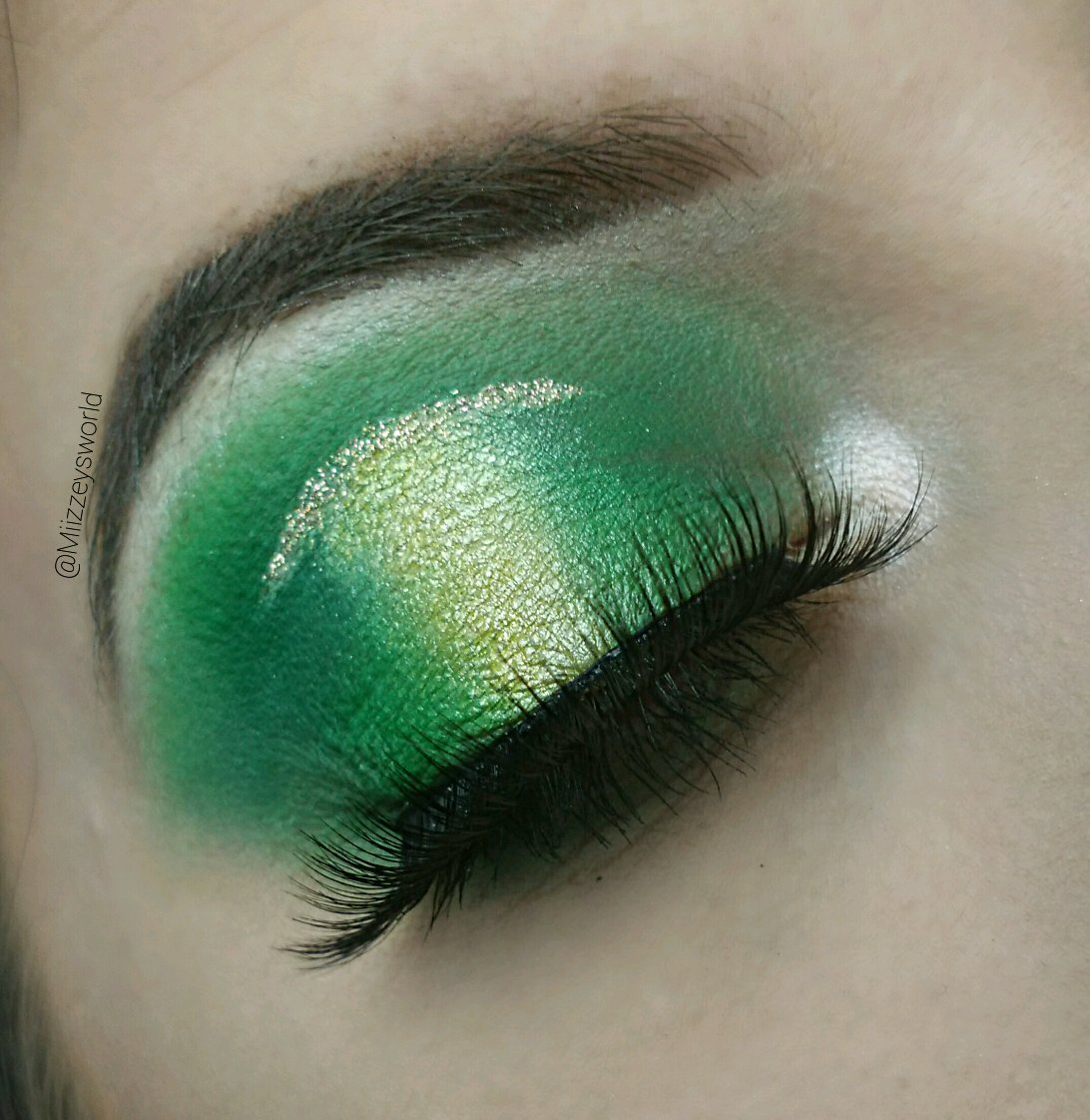miizzeysworld's tweet photo. Green/yellowπ
Deets;
@MakeupRVLTN pomade,Conceal&define concealer.
@MorpheBrushes 35B&C.
@CollectionLove gold glitter.
@SleekMakeUP solstice palette
.
#morphebabe #makeuprevolution #morphe35c #revolutionpro #sleekhighlighter #solstice #lashes #collectionlove #glitter #haloeye https://t.co/lr5Cdheoyq