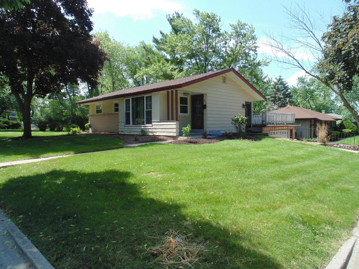 TheLienTeam's tweet photo. Stop your search - YOU FOUND IT! ๐๐ผ Updated Waukesha Ranch with attached 2-car garage is loaded with features! ๐Tons of updates throughout ๐ฏ๐๐โค๏ธ!
Check out our Instagram (@thejefflienteam_wi_realtors) for more pictures! ๐ธ
#dreamwithlien #thejefflienteam https://t.co/HtNGbzSy6N