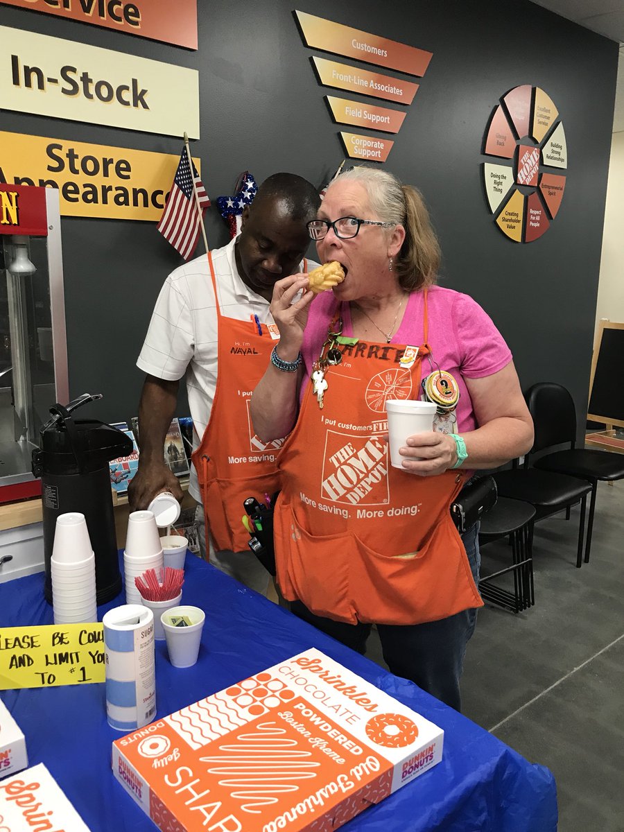 regina_dailey05's tweet photo. Happy national donut day. @BohannonTodd @kenny_sims @sheronh_172 @mommypatricia1 @MHarlan92 @Thedepot0172 @Sherry_0172 @JimNunnTHD @elisiatumHD https://t.co/8PiNpF6faY