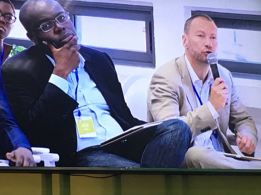 irawotalents's tweet image. #ChallengeFund , dernier groupe de pitchs...
Face au jury le projet Fruit fiber fabric.
Du tissu fabriqué avec des fibres de fruits (ananas, bananas, noix de coco, etc), infroissable, et si confortble qu’on veut s’endormir dedans
#Forima2018 
#InnovationMadeInAfrica