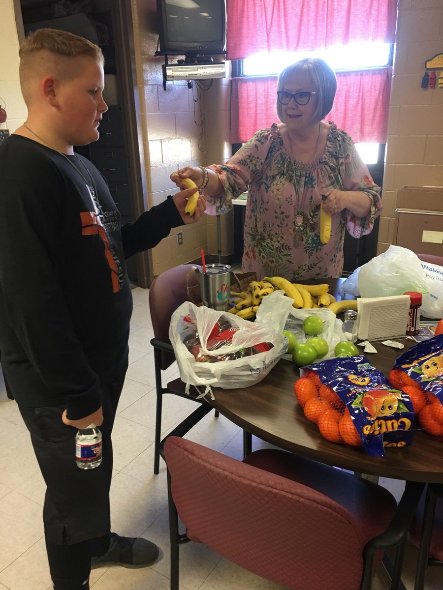 ShapeFutureOK's tweet photo. Students at Prague Elementary were eating better during their tests thanks to the Prague Education Booster Club! Healthy eating habits that kids gain will help them make nutritious choices in the future. Learn more about eating better at school at https://t.co/Yxcqmznwye. https://t.co/zrvW0o32Fw