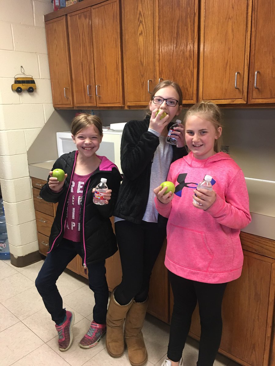 ShapeFutureOK's tweet photo. Students at Prague Elementary were eating better during their tests thanks to the Prague Education Booster Club! Healthy eating habits that kids gain will help them make nutritious choices in the future. Learn more about eating better at school at https://t.co/Yxcqmznwye. https://t.co/zrvW0o32Fw