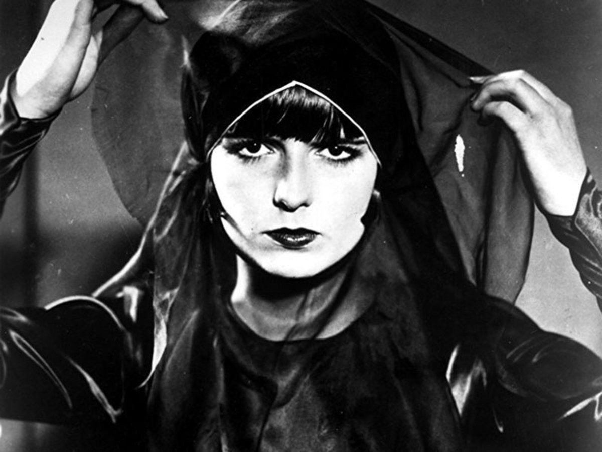 One of the first explicit representations of lesbian characters on screen, G.W. Pabst’s silent film PANDORA’S BOX (1929). #PrideOnScreen