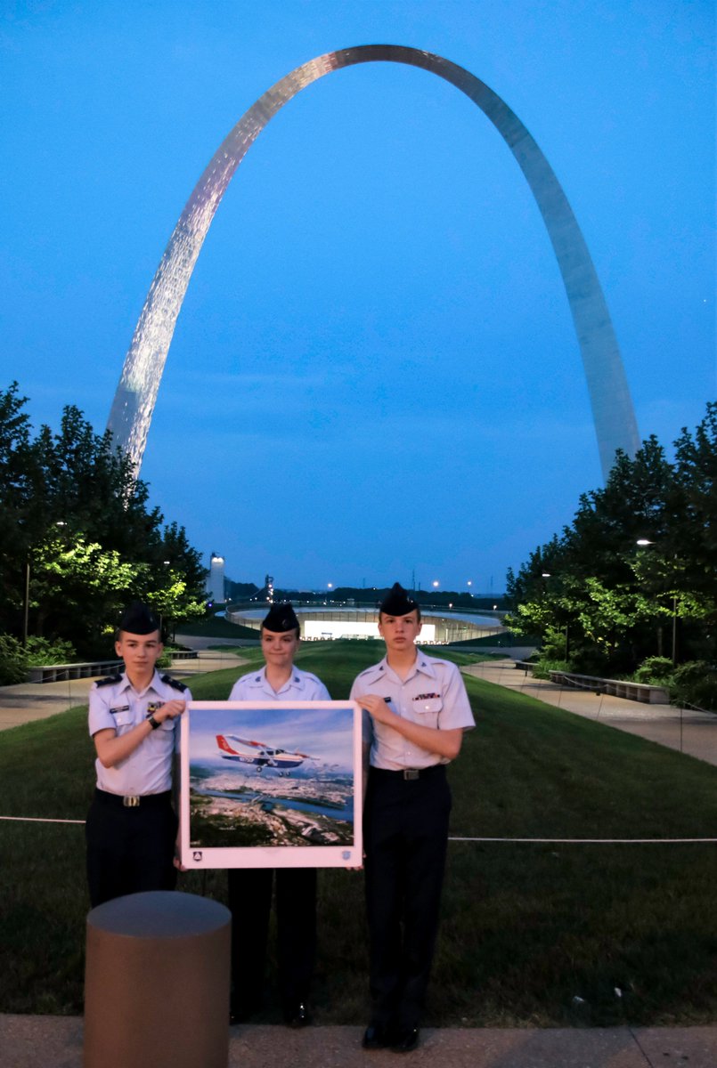 CAPNationalCC's tweet photo. @mocapnews cadets’ photo at the St. Louis Gateway Arch was selected from 100 entries made by 11 wings and the Congressional Squadron as the #TotalForcePartners painting “Best Photo Contest” winner.  The painting by aviation artist Rick Broome will hang in the Pentagon. https://t.co/ATdvTSY8N0
