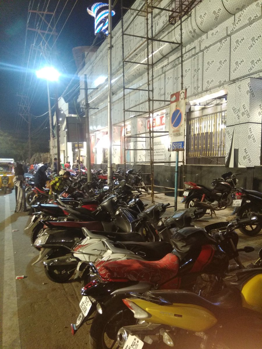 Smarty64374762's tweet photo. @zcwz_ghmc @ZC_Charminar
@trspartyonline @KTRTRS @GHMCOnline
@GHMCOnline 
@amjedmbt
Parking fees collecting by illegal people on salerjung musiam road towards nayapul minar garden &amp; opp road of nayapool https://t.co/eGLwymlfyW
