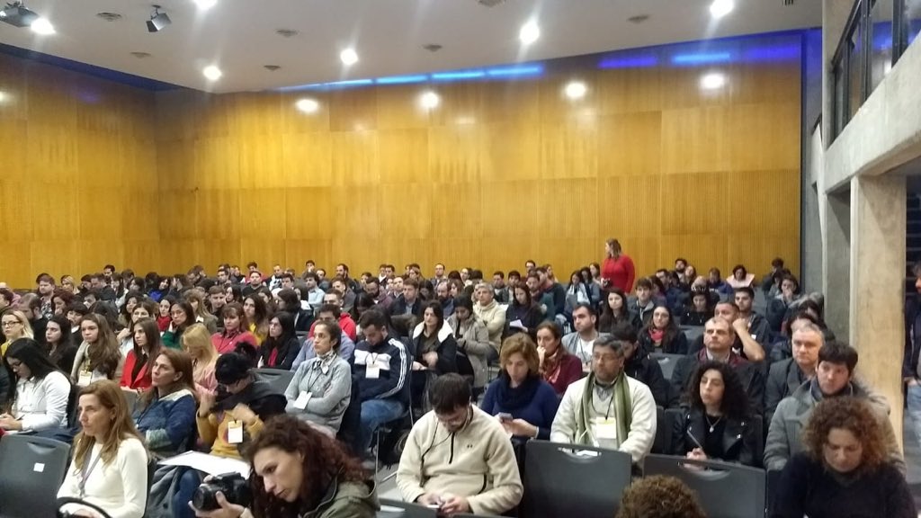 Apertura #CongresoFOPEA en la @ubpascal de Cordoba. Entregamos en nombre de @FOPEA Reconocimiento al Rector de @unc_cordoba por los100 años de la reforma universitaria. Más de 350 participantes debatiendo el periodismo digital. @MarceFarre