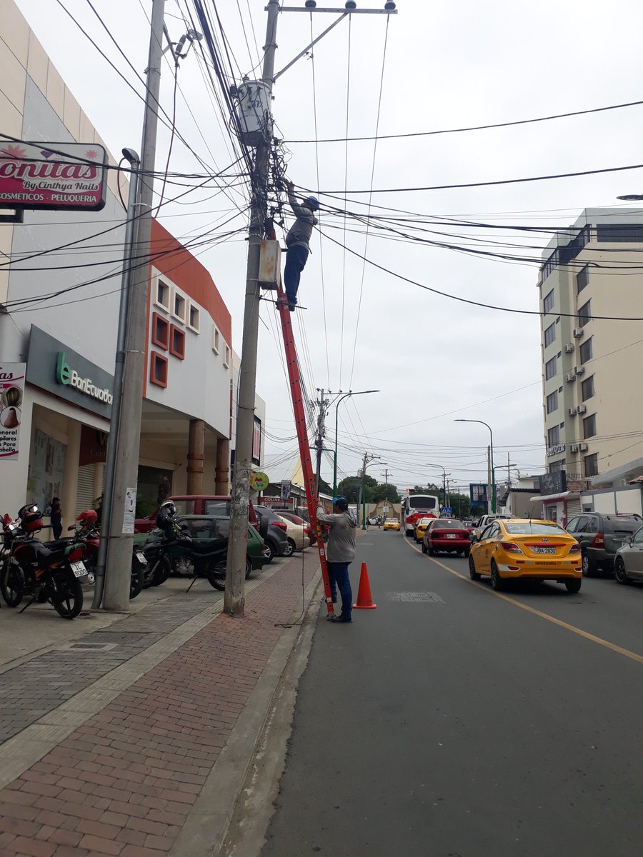 UGPManta's tweet photo. #RegeneraciónUrbana
Avanzan los trabajos de soterramiento del cableado de las empresas privadas de telecomunicaciones a lo largo de la #Avenida24.
Estamos construyendo #LaNuevaCiudad
@Municipio_Manta @jorgezambranoEC https://t.co/9d6rPuZVgl