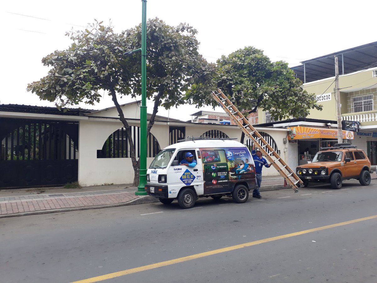 UGPManta's tweet photo. #RegeneraciónUrbana
Avanzan los trabajos de soterramiento del cableado de las empresas privadas de telecomunicaciones a lo largo de la #Avenida24.
Estamos construyendo #LaNuevaCiudad
@Municipio_Manta @jorgezambranoEC https://t.co/9d6rPuZVgl