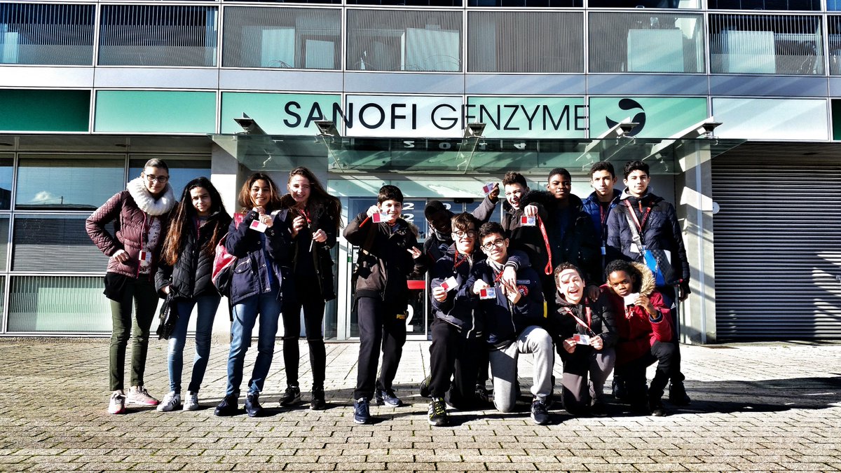 SanofiFR's tweet photo. [#BreakingNews 📣] Finale #MaCaméraChezLesPros pr l’@academielyon sur le Campus Sanofi #Lyon : le collège Joliot Curie, en binôme avec le site @SanofiGenzymeFR, remporte le Prix du scénario et partage le Prix 🏅du jury avec @BNPParibas 👏🏻! https://t.co/W6wjq7X8I5 #RSE #jeunes https://t.co/7SSyLBJ8Hu