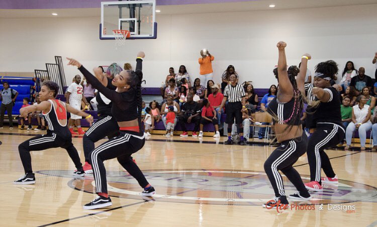 Eshesmiles's tweet photo. S/O to all of the dancers that danced at #BallingForLupus! It was a pleasure working with you & I had an awesome time creating the choreography for this event! #givingback #B4Lupus 🏀 https://t.co/dnDkdkbyNI