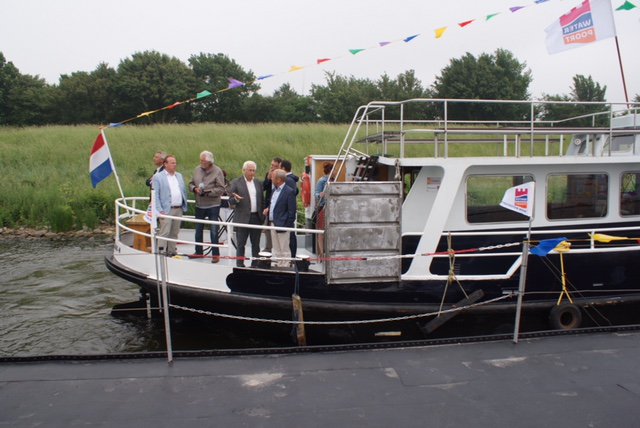 Moerdijkse_stem's tweet image. Vanochtend is de nieuwe opstapplek van de pont ‘De Waterpoort’ officieel geopend door wethouder Zwiers en directeur Bert Keunen van Rijkswaterstaat. Daarmee is Fort Sabina voor fietsers/wandelaars opgenomen binnen de Waterpoort en bereikbaar via het pontje.