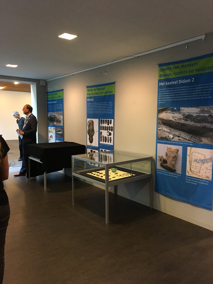 De burgemeester opent de tentoonstelling Sporen van mensen: Boeren, ridders en soldaten. Tot eind september zijn vondsten uit n ver verleden te bekijken in t gemeentehuis. Oa het kasteel Didam ..........