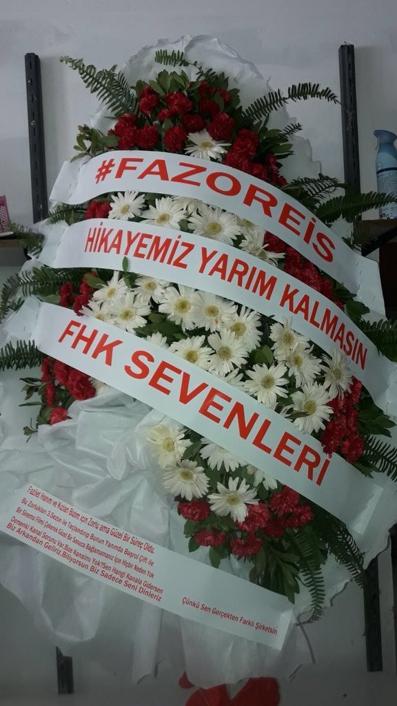beklenenkral's tweet photo. Deli fandomları severim ama deli ve çelenksever fandom ilk görüyorum. #YağHaz fandom Avşar Film'e çelenk göndermiş şimdi de. Her şey #FaziletHanımveKızları yarım kalmasın diye. Çılgın ama ne de tatlılar değil mi @AvsarFilm? :) https://t.co/jG5nUeklWJ