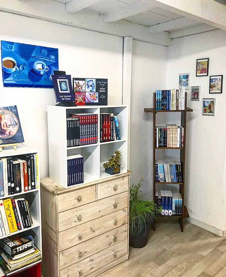 EditioPixygraph's tweet photo. Des livres, des pages, des jeux, et du café…sont dédiés aux amoureux de la lecture, et aux férus de bouquins !😊📚
Venez à « L’antre des lucioles » faire découvrir à vos enfants notre sélection d’œuvres littéraires de jeunesse des #editionspixygraph et nos romans polars fiction https://t.co/PG2x1lgyX3